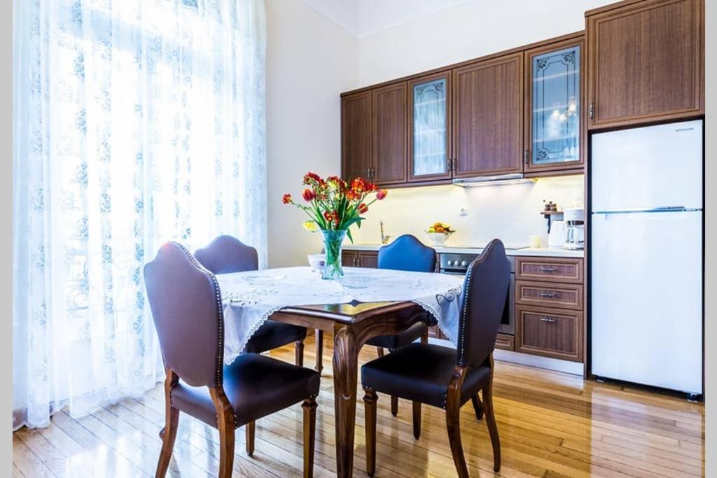 Neoclassical Apartment With 3 Bedrooms In Pireus Exteriér fotografie