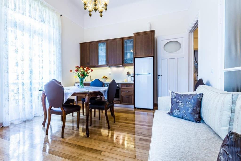 Neoclassical Apartment With 3 Bedrooms In Pireus Exteriér fotografie