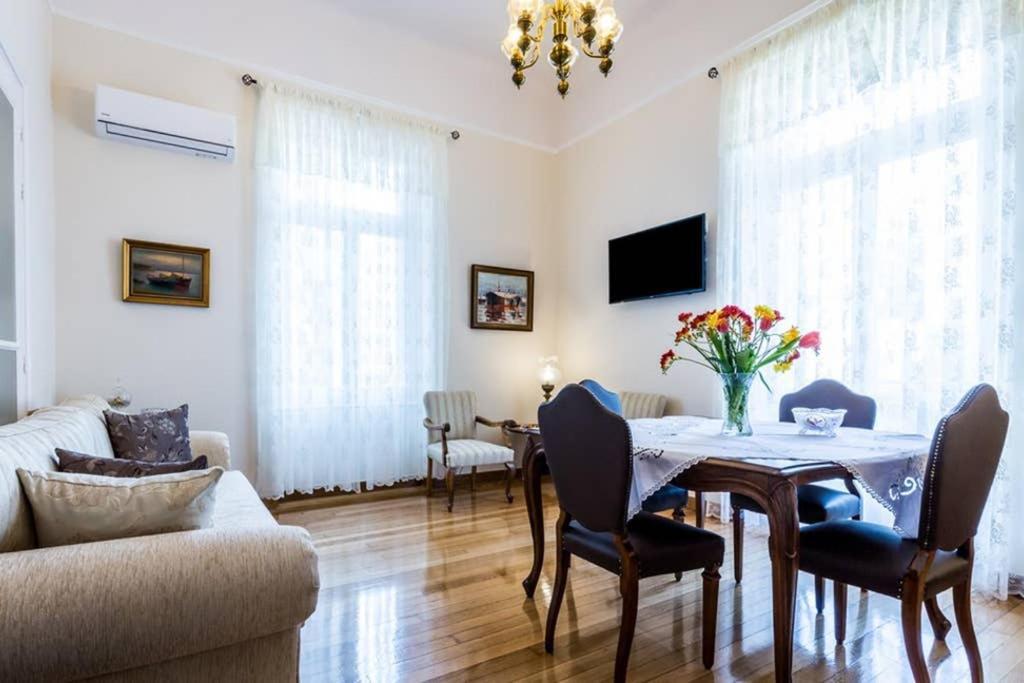 Neoclassical Apartment With 3 Bedrooms In Pireus Exteriér fotografie