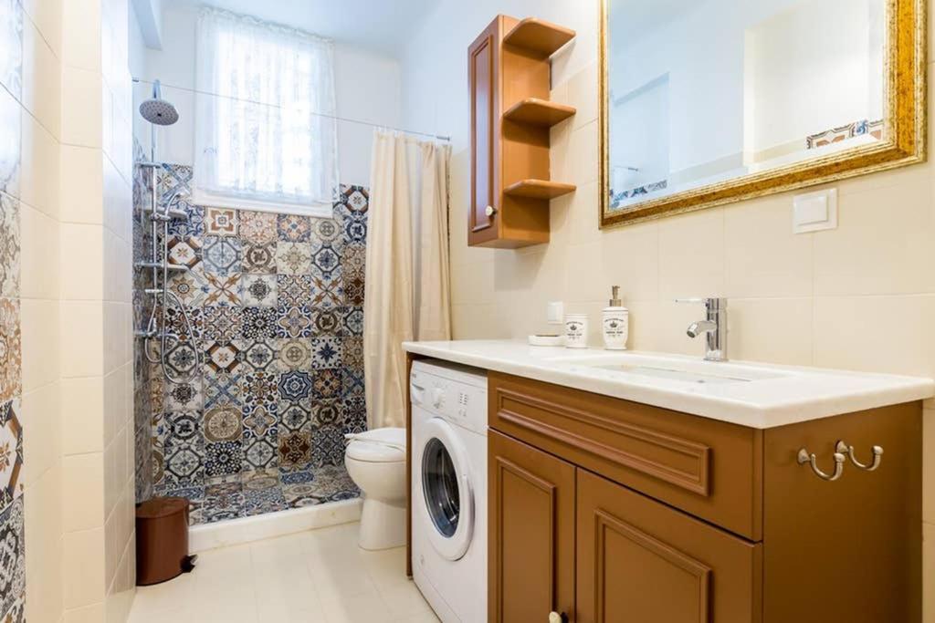 Neoclassical Apartment With 3 Bedrooms In Pireus Exteriér fotografie