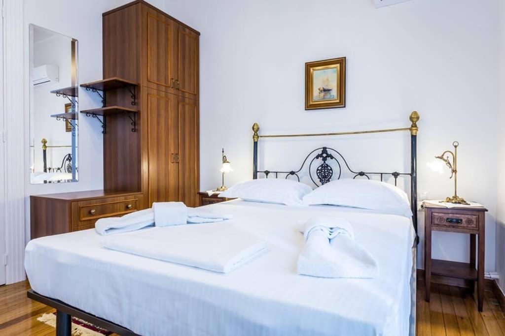 Neoclassical Apartment With 3 Bedrooms In Pireus Exteriér fotografie