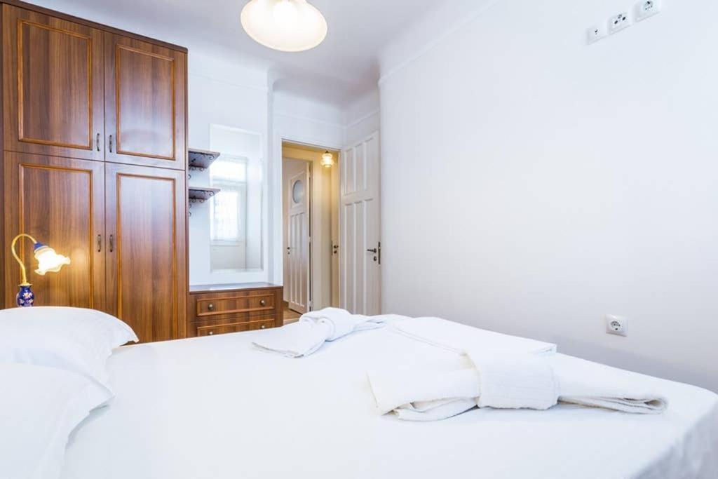 Neoclassical Apartment With 3 Bedrooms In Pireus Exteriér fotografie