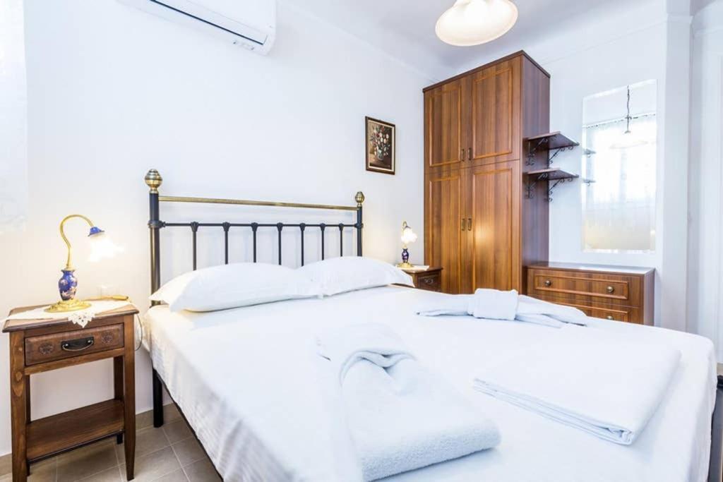 Neoclassical Apartment With 3 Bedrooms In Pireus Exteriér fotografie