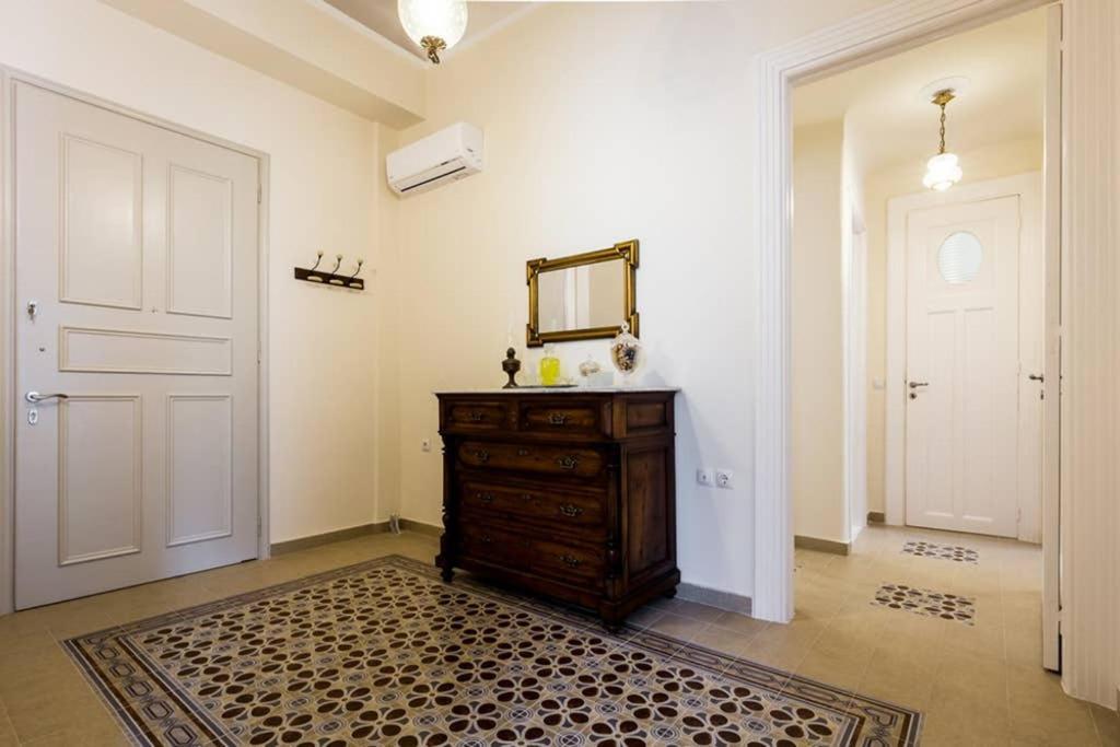 Neoclassical Apartment With 3 Bedrooms In Pireus Exteriér fotografie