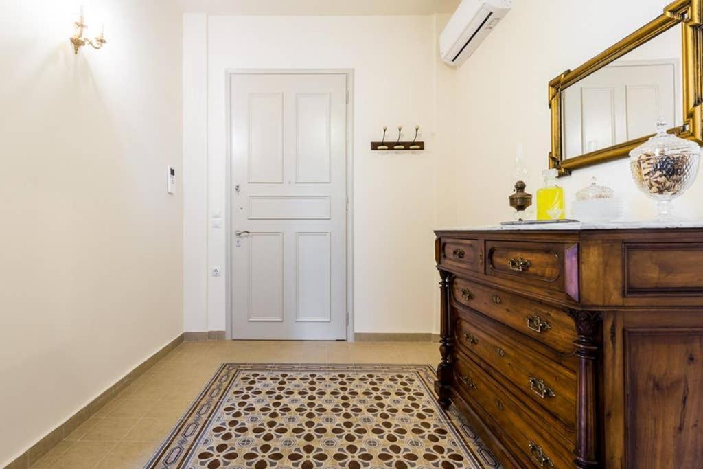 Neoclassical Apartment With 3 Bedrooms In Pireus Exteriér fotografie