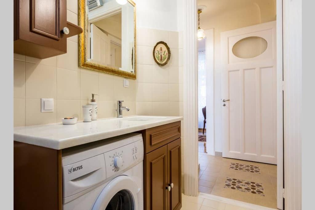 Neoclassical Apartment With 3 Bedrooms In Pireus Exteriér fotografie